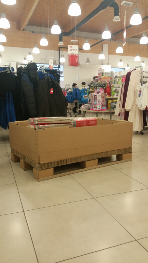 Quick-frame packaging in a retail store